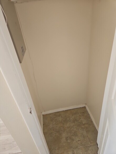 Building Photo - 4023 Woodfern Dr