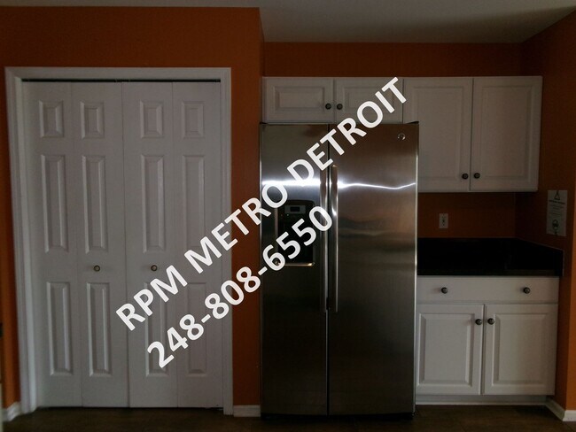 Building Photo - SPACIOUS HOME IN BROWNSTOWN