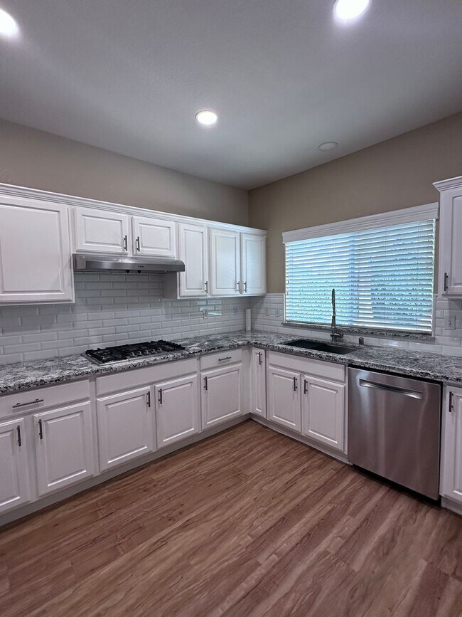 Building Photo - NW Visalia home coming soon!