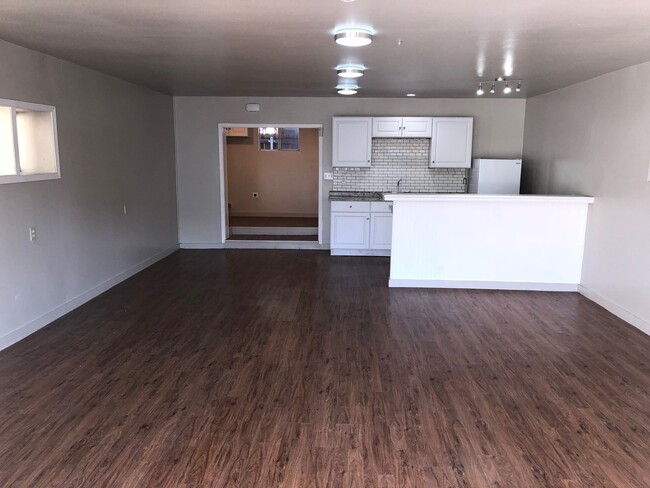 Building Photo - $300 OFF 1ST MONTH RENT IF YOU MOVE IN WIT...