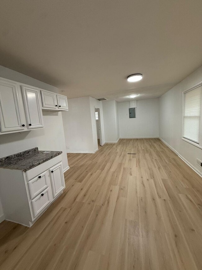 Building Photo - 4 bed 1 Bath