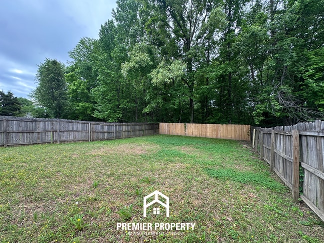 Building Photo - Modern Cordova Cove Living | 3BR/2BA with High Ceilings, Stone Fireplace & Garage