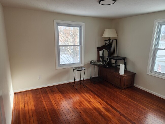 Building Photo - 40 Maple St