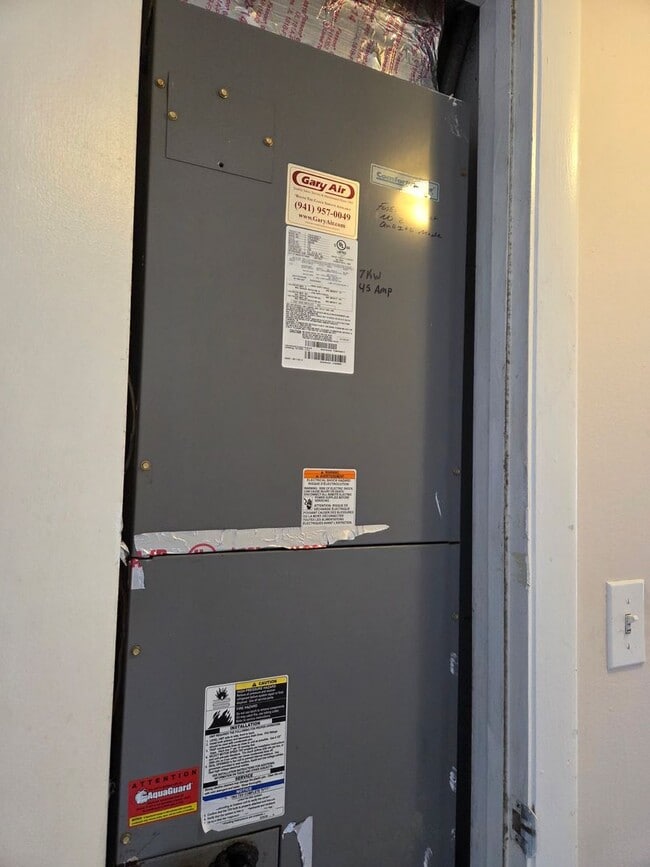 Building Photo - NEW PRICE / N Tamiami Trail / Townhouse