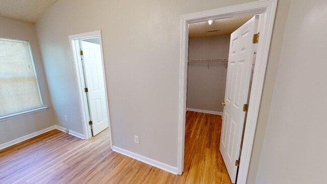 Building Photo - Recently Renovated Single Family Home in t...