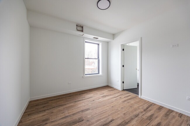 Building Photo - 4410 N Greenview Ave