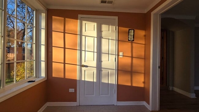 Building Photo - Large 5-Bedroom Home with Backyard Pool, G...