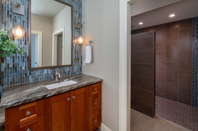 Building Photo - Stunning Tumalo Estate-6 Bed - 7.5 Bath ov...