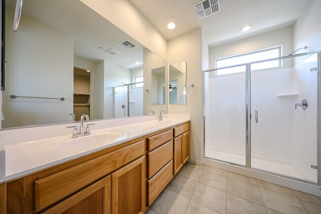 Building Photo - 4 Bedroom + Den in Foothills at Northpointe