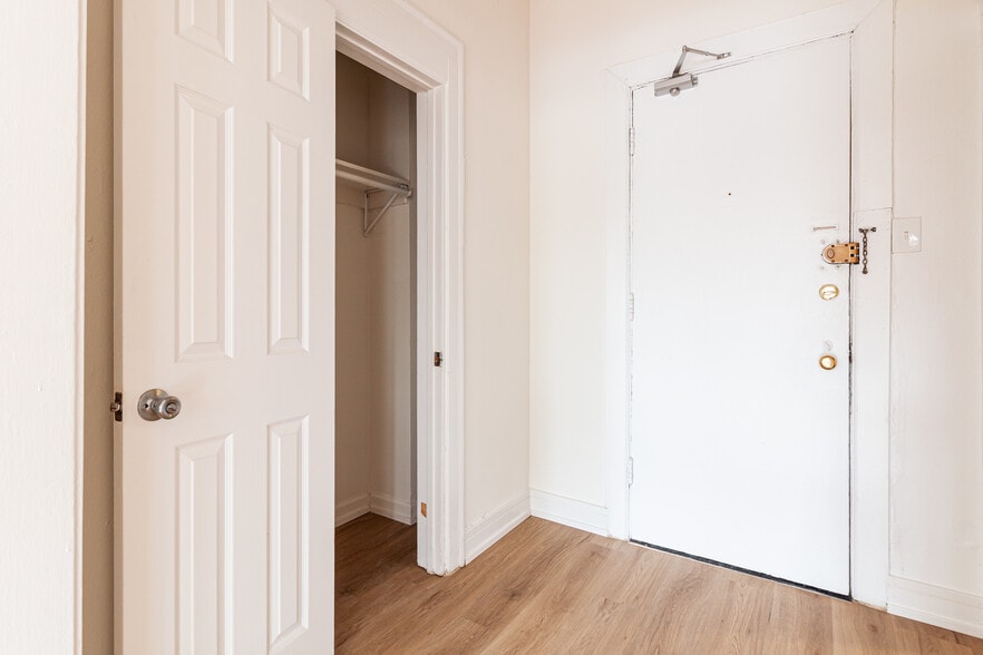 Building Photo - 2819 N Pine Grove Ave