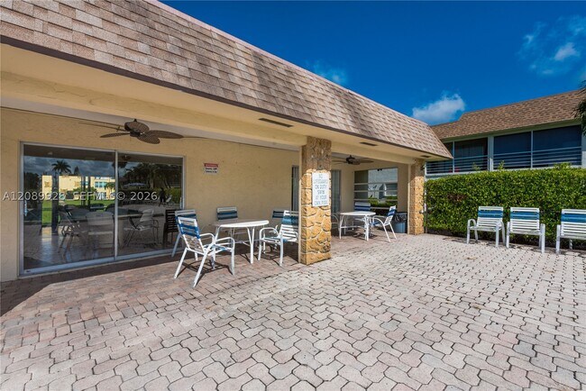 Building Photo - 9949 SW Sandalfoot Blvd