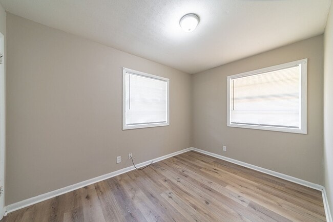 Building Photo - Coming Soon! Spacious 3 Bedroom 1 Bath!