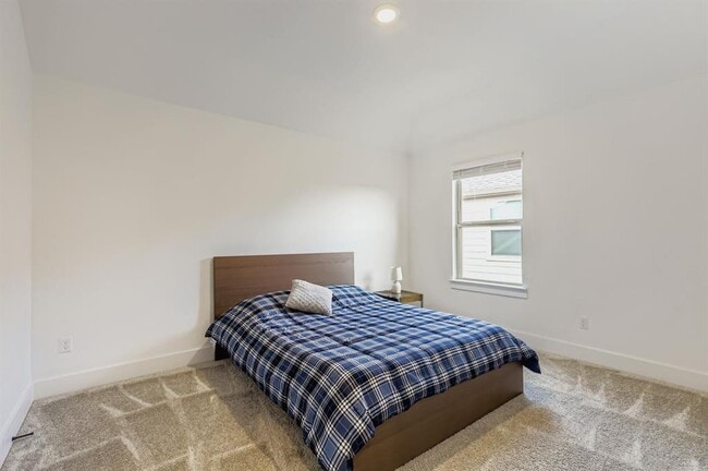 Building Photo - 6800 Cliff Rose Dr