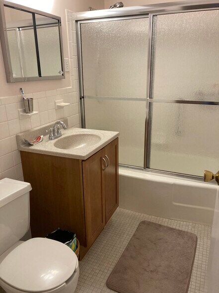Master bath - 893 Farmington Ave