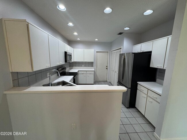 Building Photo - 1921 Sprucewood Way