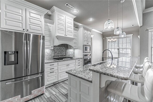 Building Photo - 6512 W Tumbler Ridge