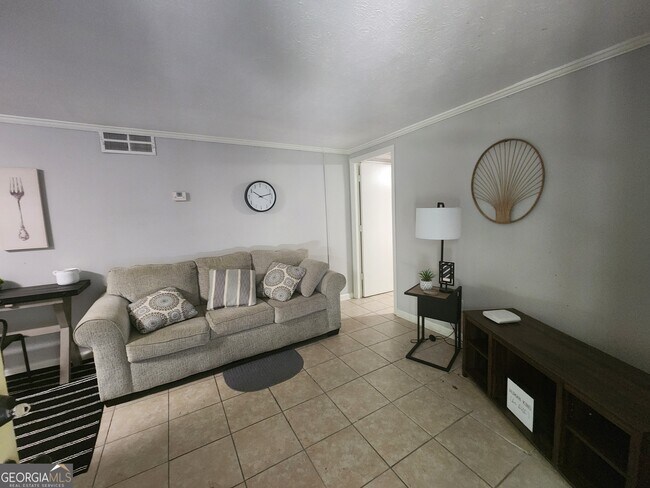 Building Photo - 917 Oakview Ave