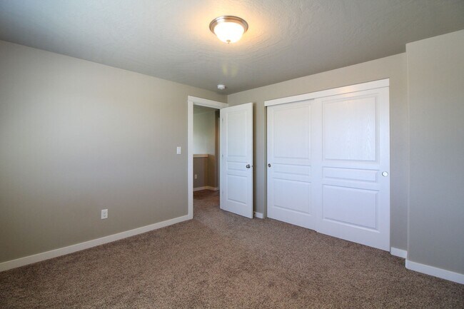 Building Photo - 4 Bedroom, 2.5 Bath Home in South Kennewick