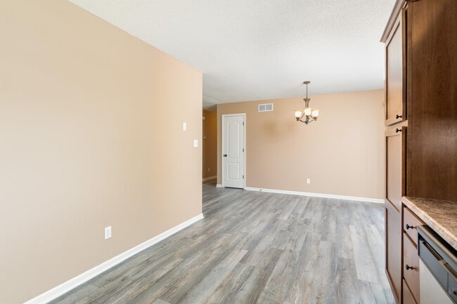 Building Photo - 1305 E Omaha Ct