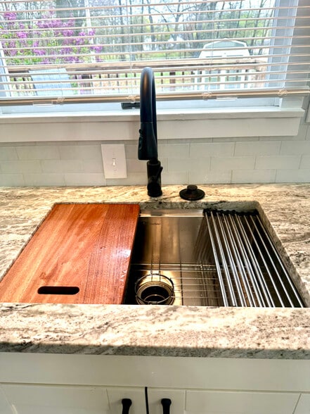 Building Photo - 2168 Plainfield Ave