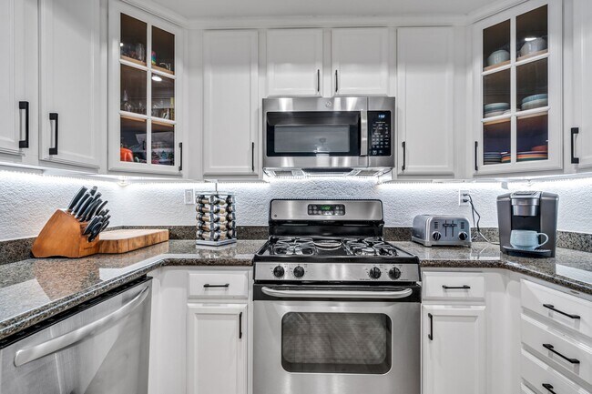 Building Photo - 2BR, 2BA UPGRADED CONDO DEL MAR! PET FRIEN...