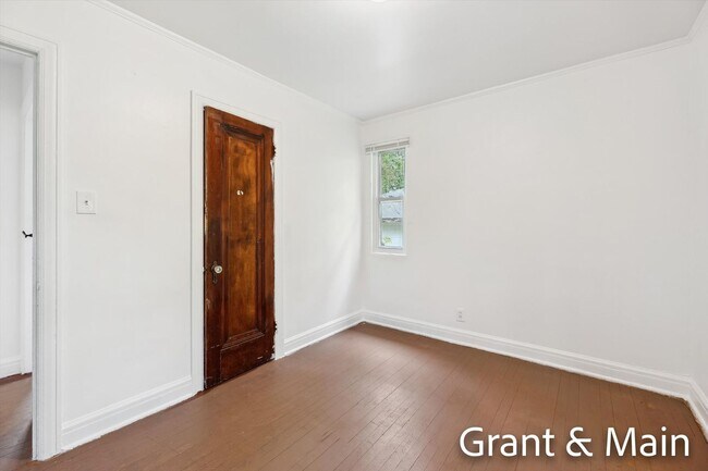 Building Photo - $1250 3 bedroom bungalow