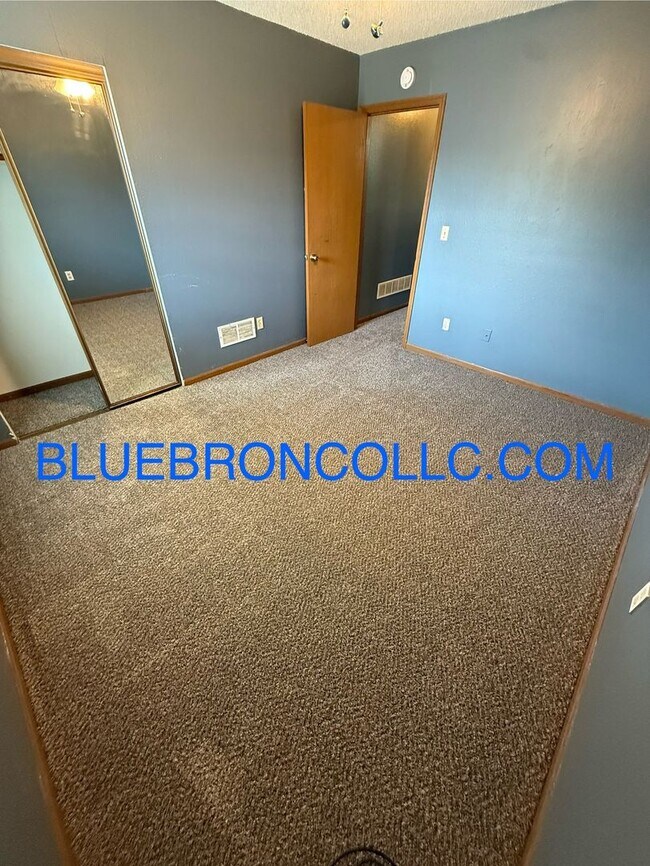 Building Photo - Updated 2-Bedroom Apartment in Raytowm