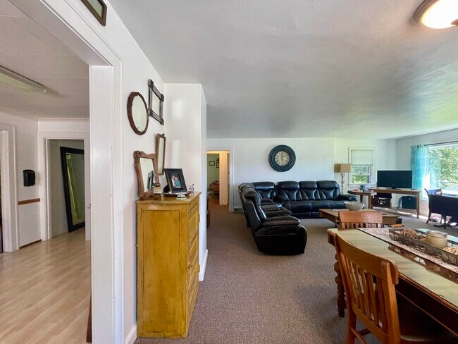 Building Photo - 7087 Bergstrom Dr