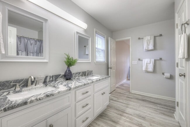 Building Photo - 204 Hogan Ln