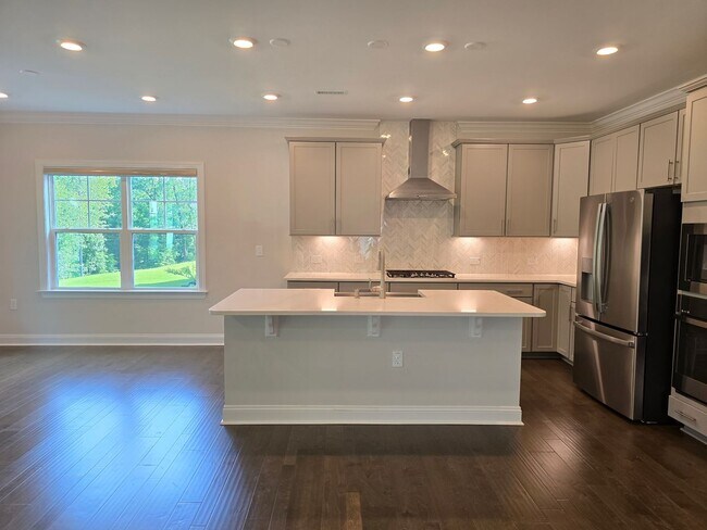 Building Photo - 4 spacious bedrooms and 3 full bathrooms along with guest suite. 1st floor primary and secondary ...