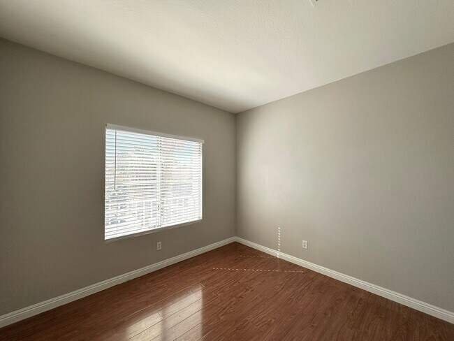 Building Photo - Buffalo Twain