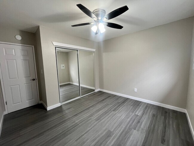 Building Photo - SPACIOUS 2 BEDROOM 1 BATH UPSTAIRS