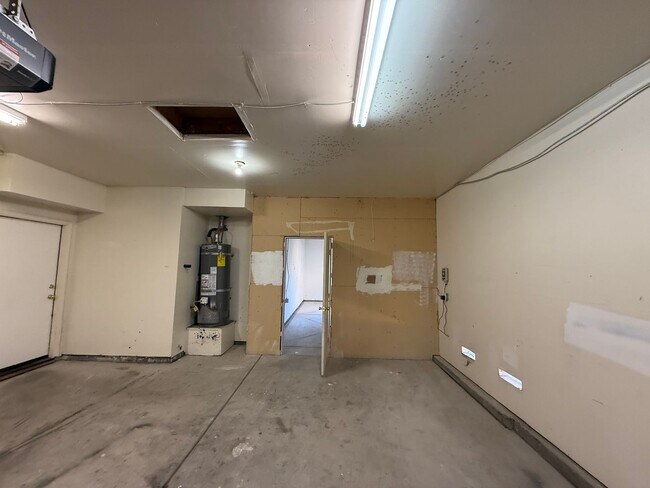 Building Photo - 4-bedroom two story home in Sylvan School ...