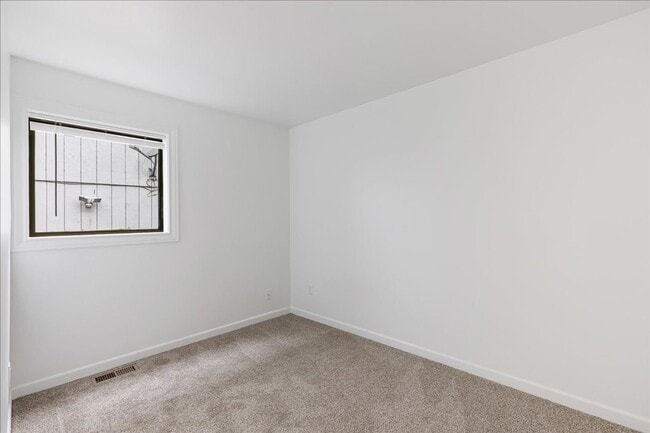 Building Photo - Newly Renovated + Sunny & Bright, 2 Bedroo...