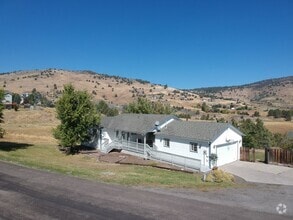 Building Photo - 4 Bedroom 3 Bath Home