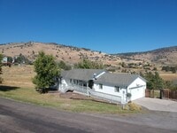 Building Photo - 4 Bedroom 3 Bath Home