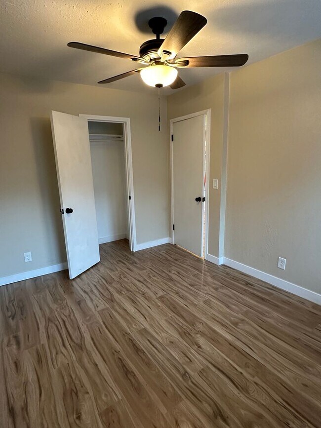 Building Photo - Duplex Front Unit!!!