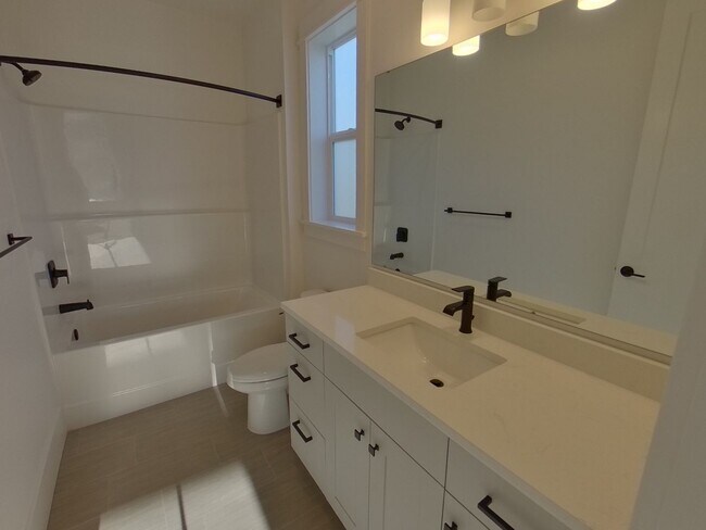 Building Photo - Beautiful 6 bedroom Campus Home!