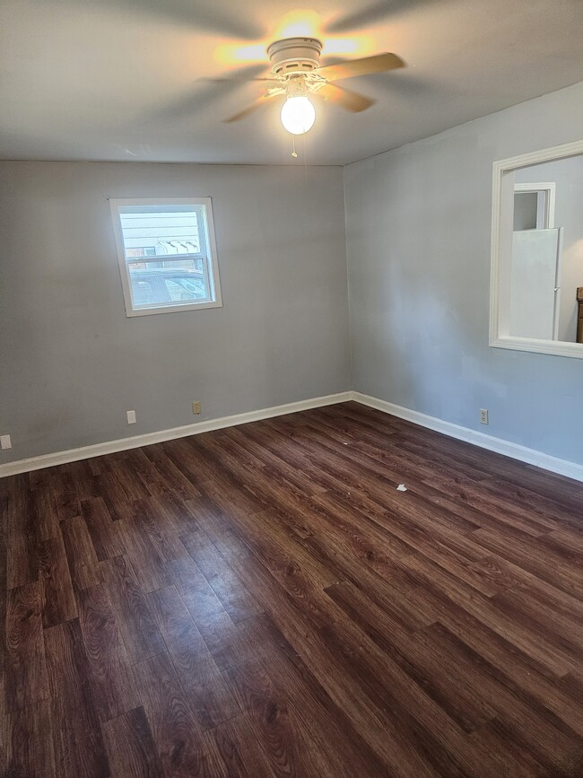Building Photo - 2213 Fairfield Dr