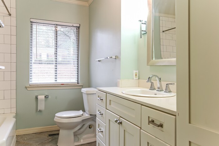 Building Photo - 612 Hall Dr