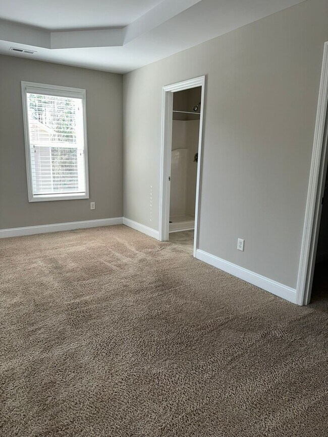 Building Photo - Large family home with fenced back yard in...