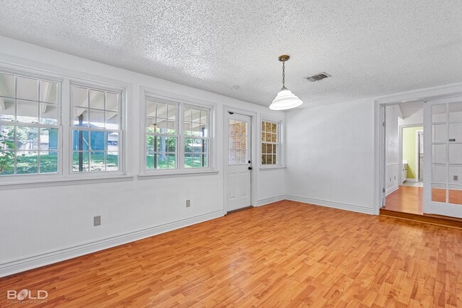 Building Photo - 3 BEDROOM IN SOUTHERN HILLS