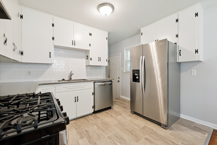 Building Photo - 2301 W 73rd St