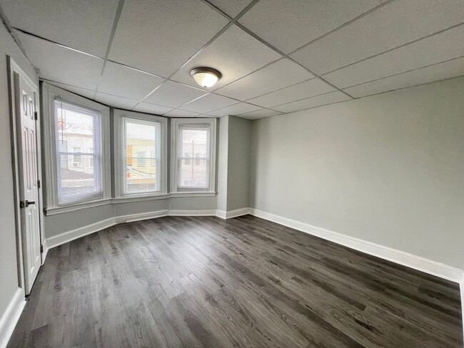 Building Photo - Refreshed 3BR/1BA Cozy Home with Porch & Fenced Yard!