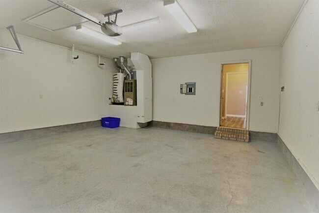 Building Photo - 414 Whirlaway Ct