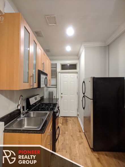 Building Photo - 546 W Surf St