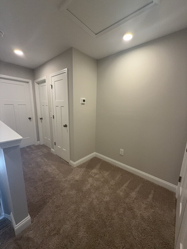 Building Photo - Two Bedroom Two and a half Bathroom Townhome located in Hubert!