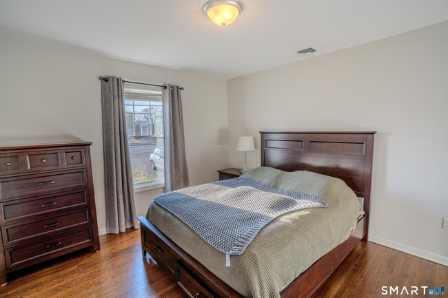 Building Photo - 348 Buckingham Ave