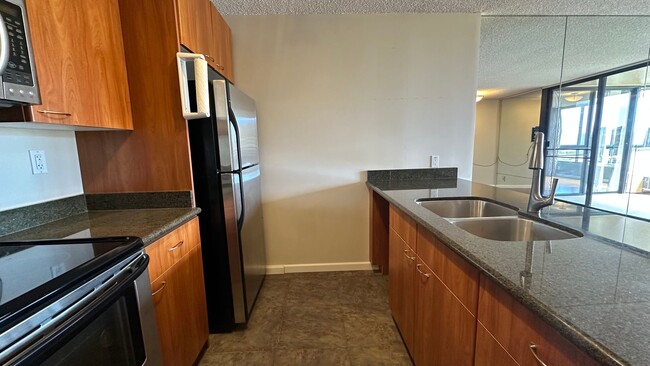 Building Photo - 2 BED/1 BATH/1 PRKG with Lanai & WASHER/DR...