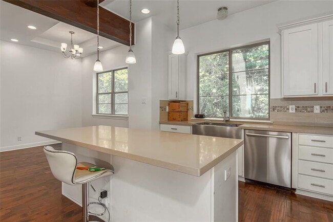 Building Photo - 611 Mazal Ln